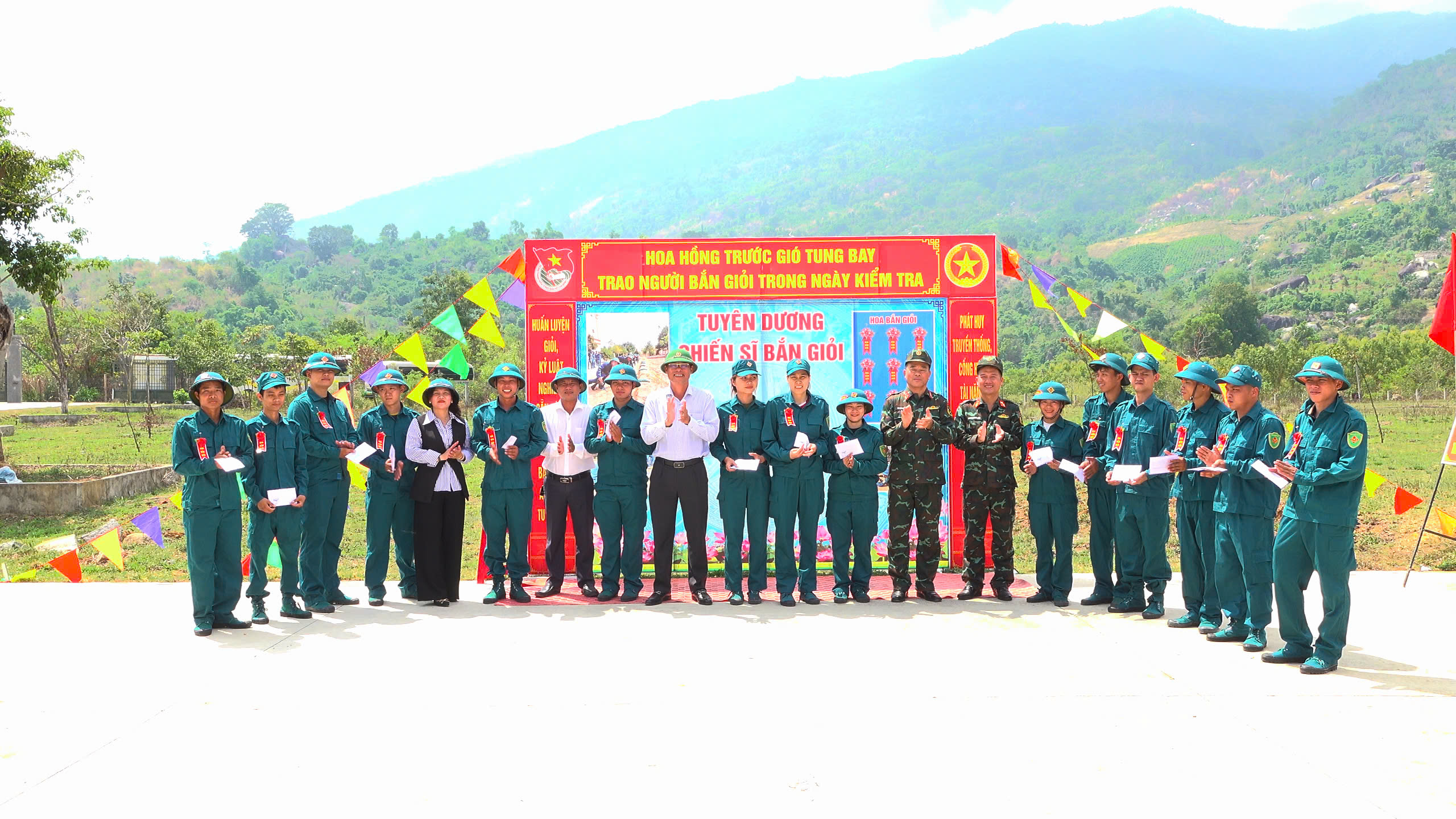 Lãnh đạo xã Ea Ning đã tổ chức đoàn đến thăm, động viên lực lượng dân quân năm thứ Nhất của xã tham gia kiểm tra bắn đạn thật năm 2026.