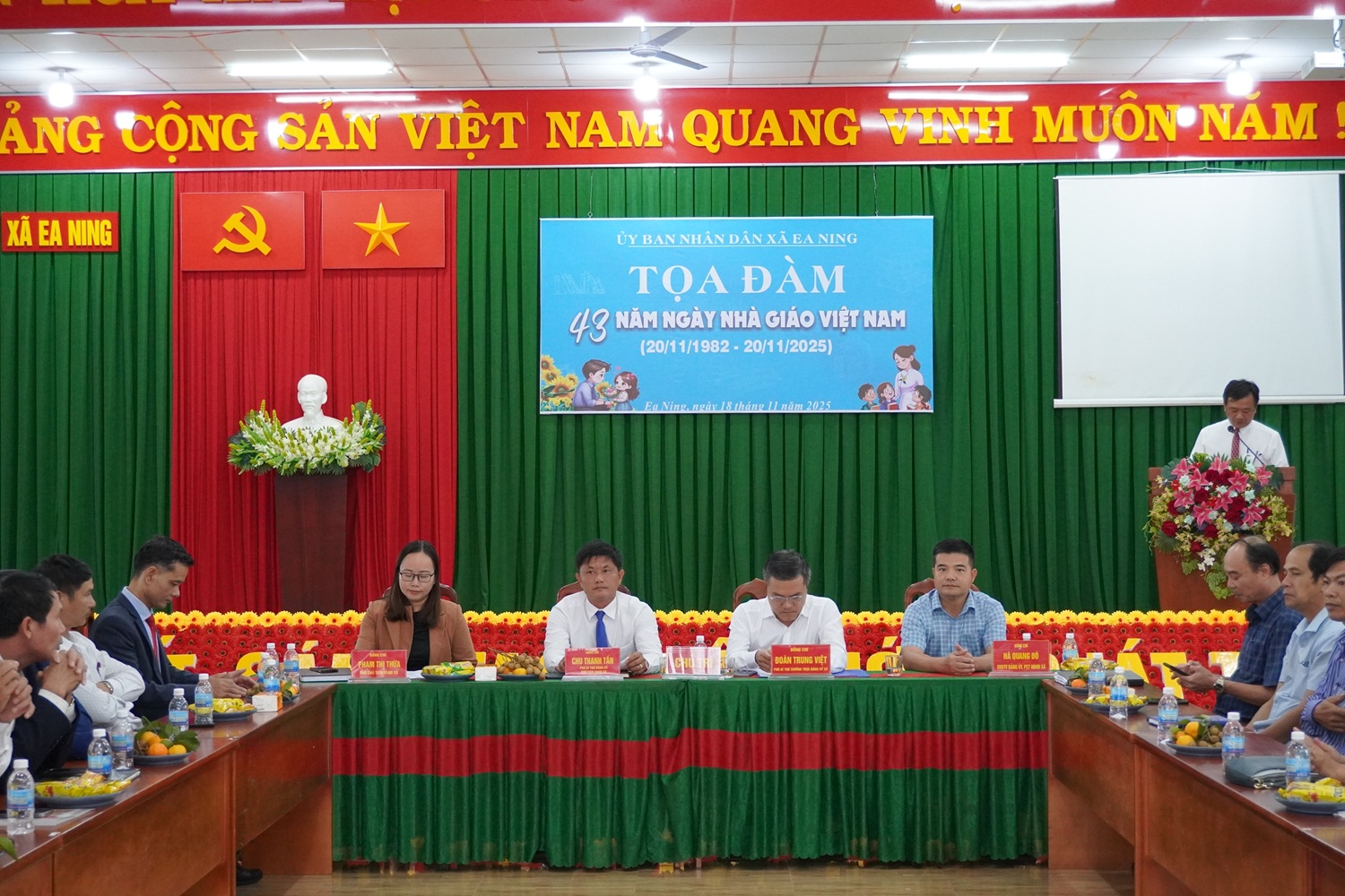 TỌA ĐÀM KỶ NIỆM 43 NĂM NGÀY NHÀ GIÁO VIỆT NAM