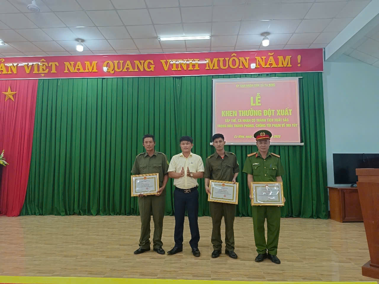 Khen thưởng đột xuất Công an xã Ea Ning đã có thành tích xuất sắc trong đấu tranh phòng, chống tội phạm về ma túy