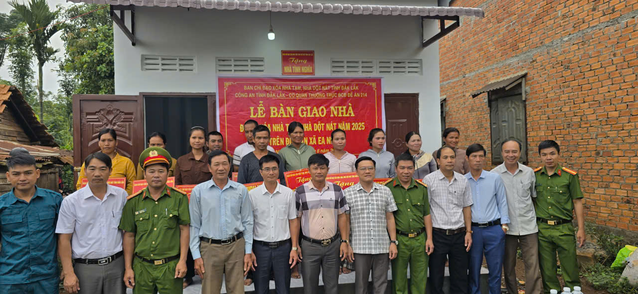 BÀN GIAO 10 CĂN NHÀ MỚI CHO HỘ DÂN, XÃ EA NING HOÀN THÀNH 100% KẾ HOẠCH XÓA NHÀ TẠM, NHÀ DỘT NÁT