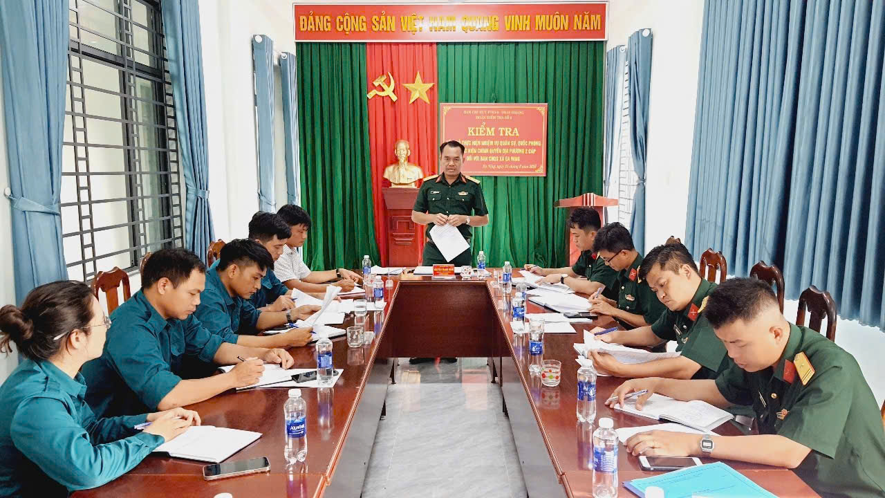 BAN CHỈ HUY PHÒNG THỦ KHU VỰC 5–DRAY BHĂNG KIỂM TRA, HƯỚNG DẪN CÔNG TÁC QUỐC PHÒNG, QUÂN SỰ ĐỊA PHƯƠNG TẠI BAN CHQS XÃ EA NING