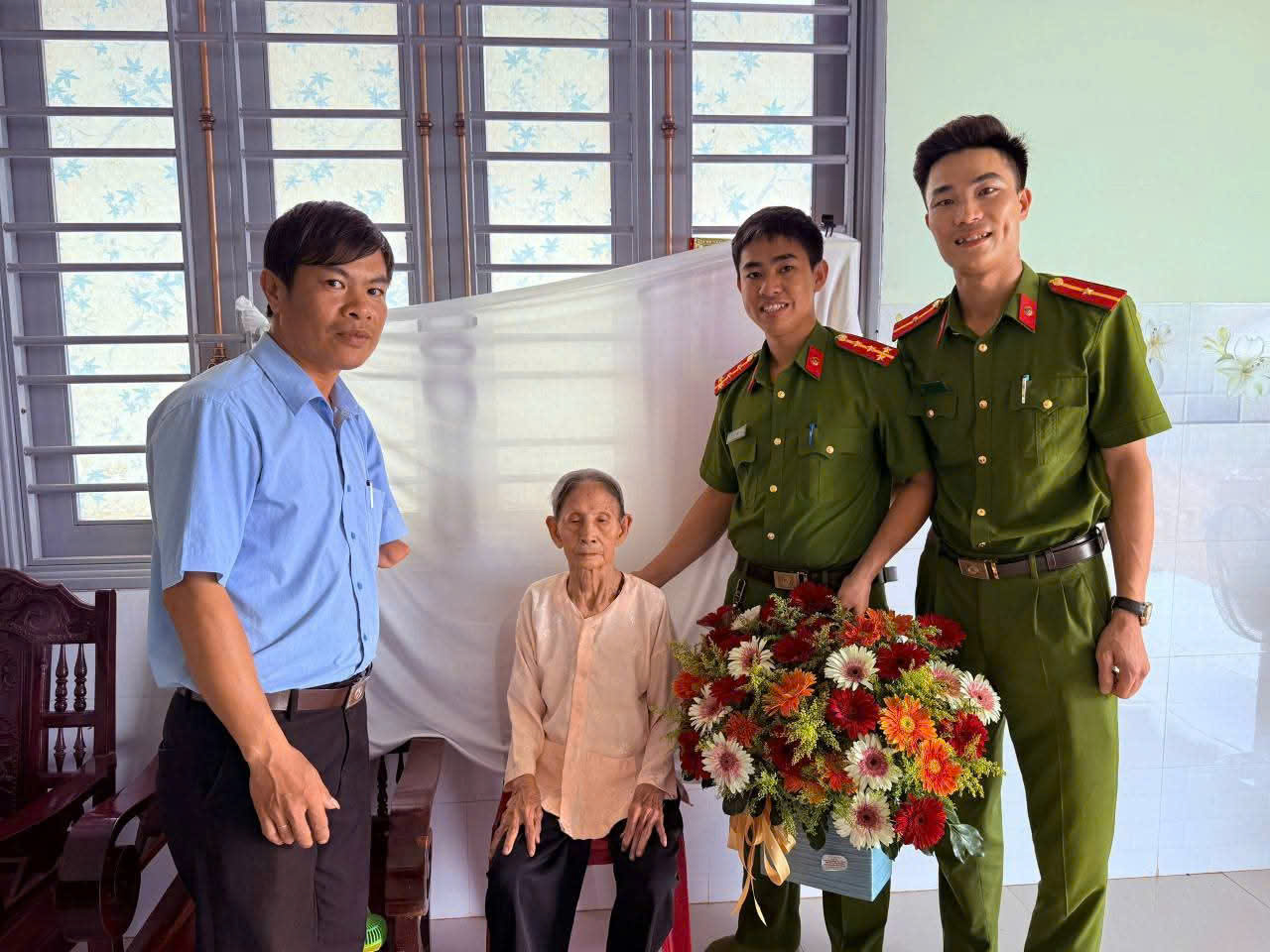 CÔNG AN XÃ EA NING THĂM HỎI VÀ THU NHẬN HỒ SƠ CẤP ĐỔI THẺ ĐẢNG VIÊN TẠI NHÀ CHO ĐẢNG VIÊN GIÀ YẾU