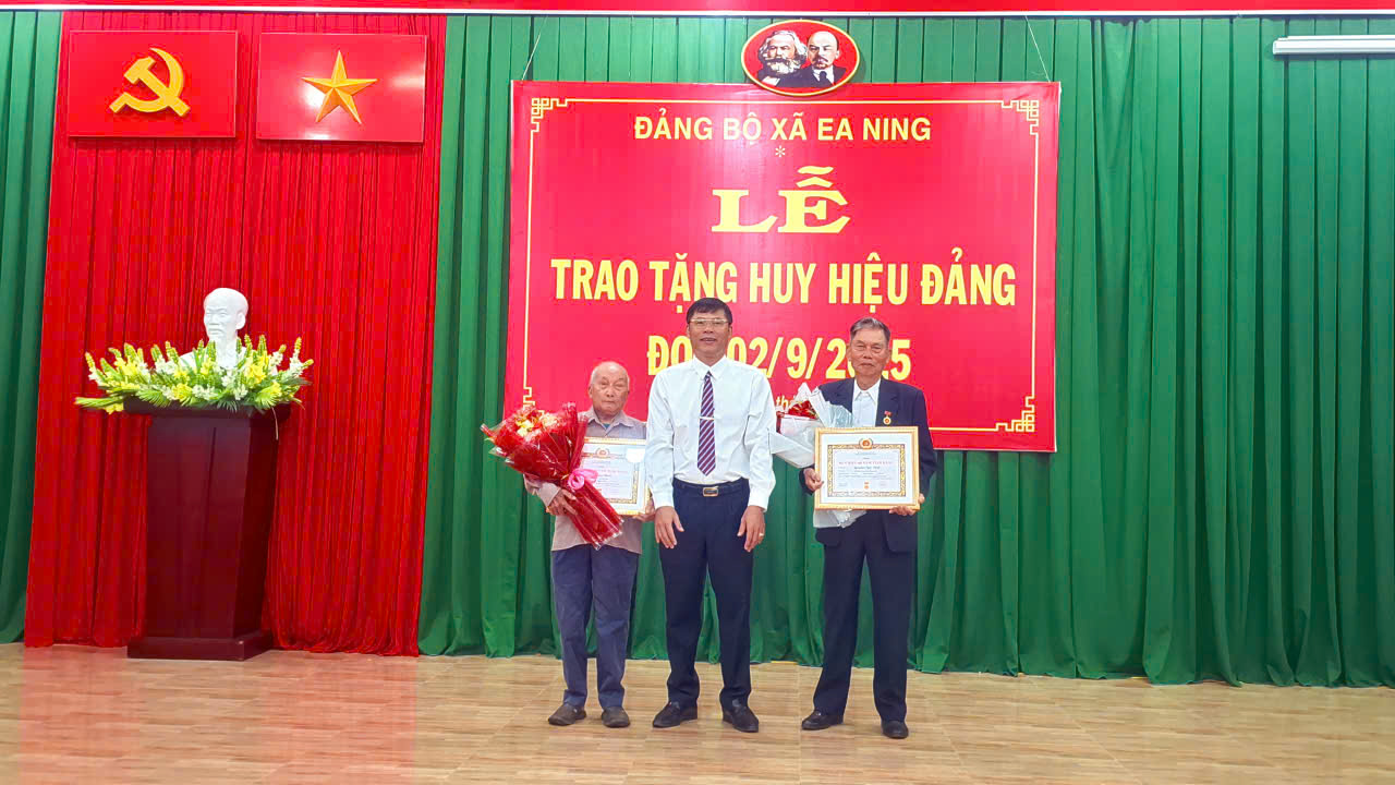 ĐẢNG ỦY XÃ EA NING TRANG TRỌNG TỔ CHỨC LỄ TRAO HUY HIỆU ĐẢNG CHO CÁC ĐẢNG VIÊN