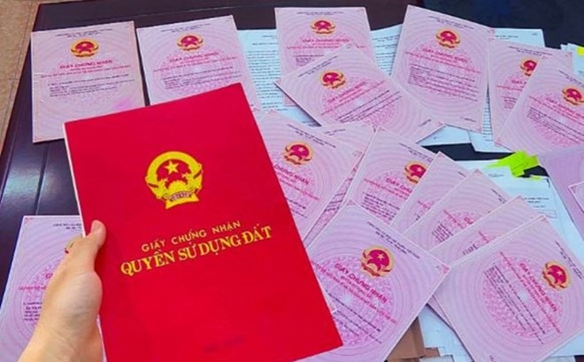 UBND XÃ EA NING TRAO GIẤY CHỨNG NHẬN QUYỀN SỬ DỤNG ĐẤT CHO NGƯỜI DÂN