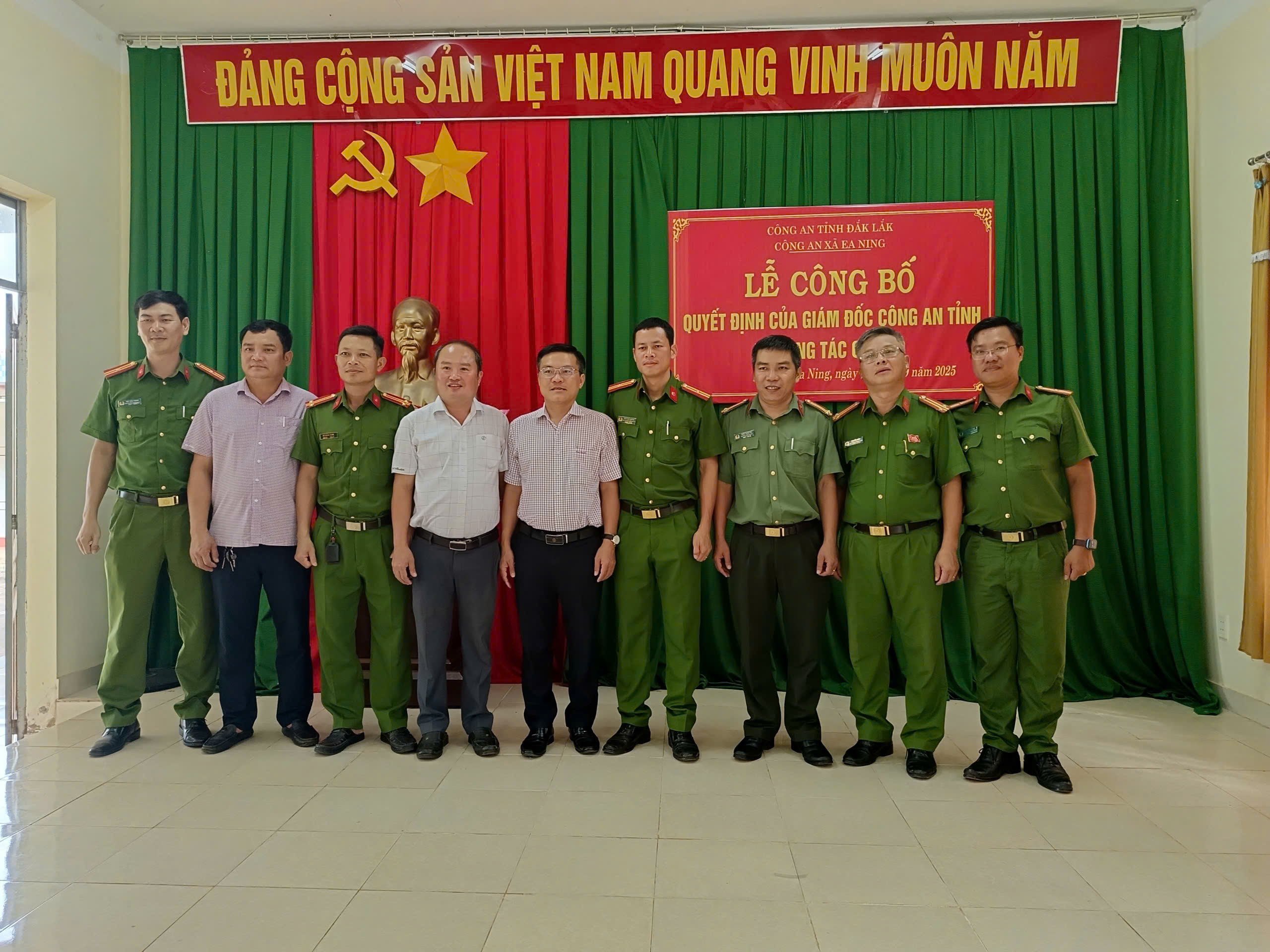 CÔNG AN XÃ EA NING CÔNG BỐ QUYẾT ĐỊNH CỦA GIÁM ĐỐC CÔNG AN TỈNH VỀ CÔNG TÁC CÁN BỘ