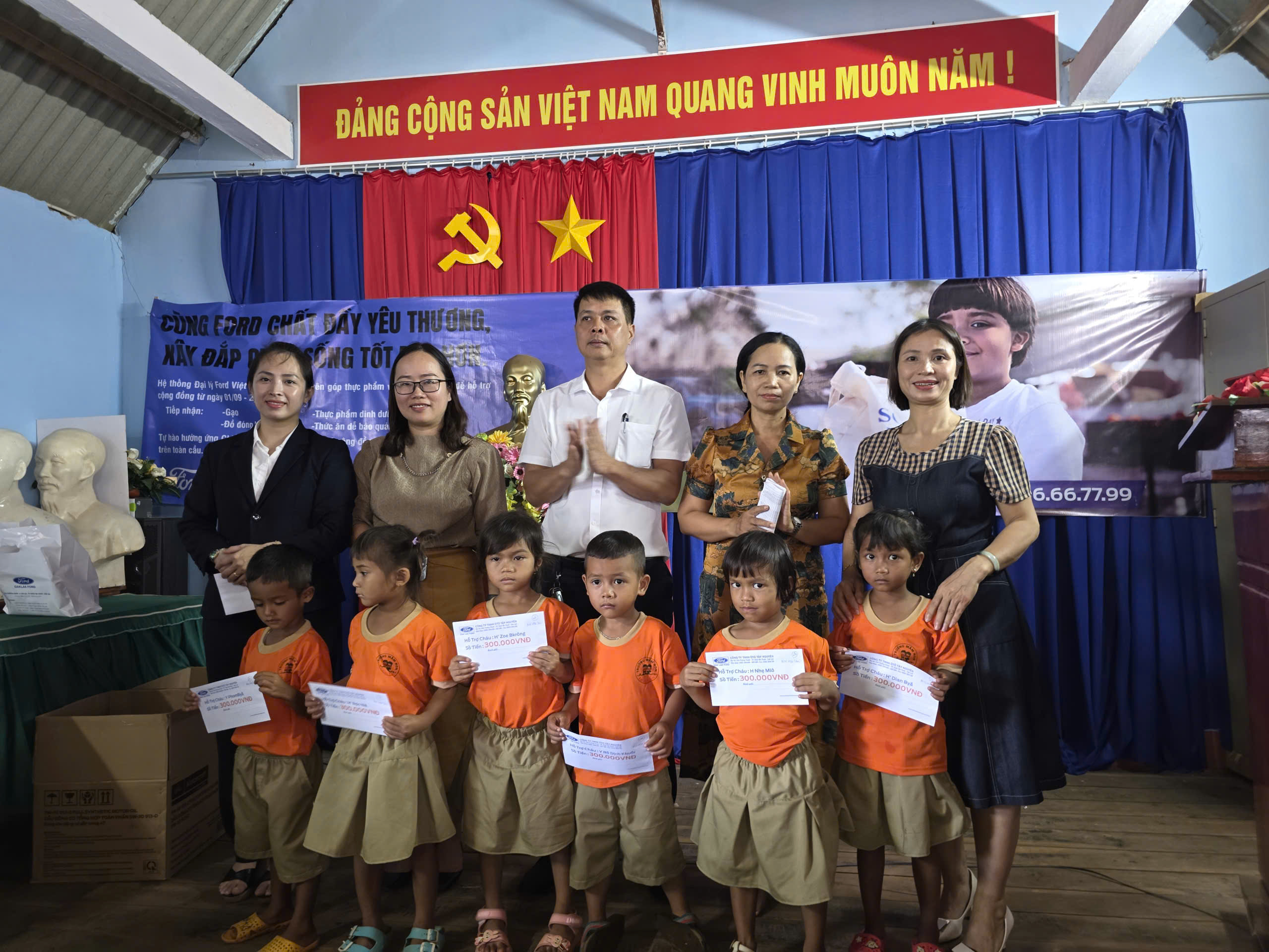 CÔNG TY TNHH Ô TÔ FORD ĐẮK LẮK TRAO 150 SUẤT QUÀ CHO HỌC SINH KHÓ KHĂN TẠI XÃ EA NING