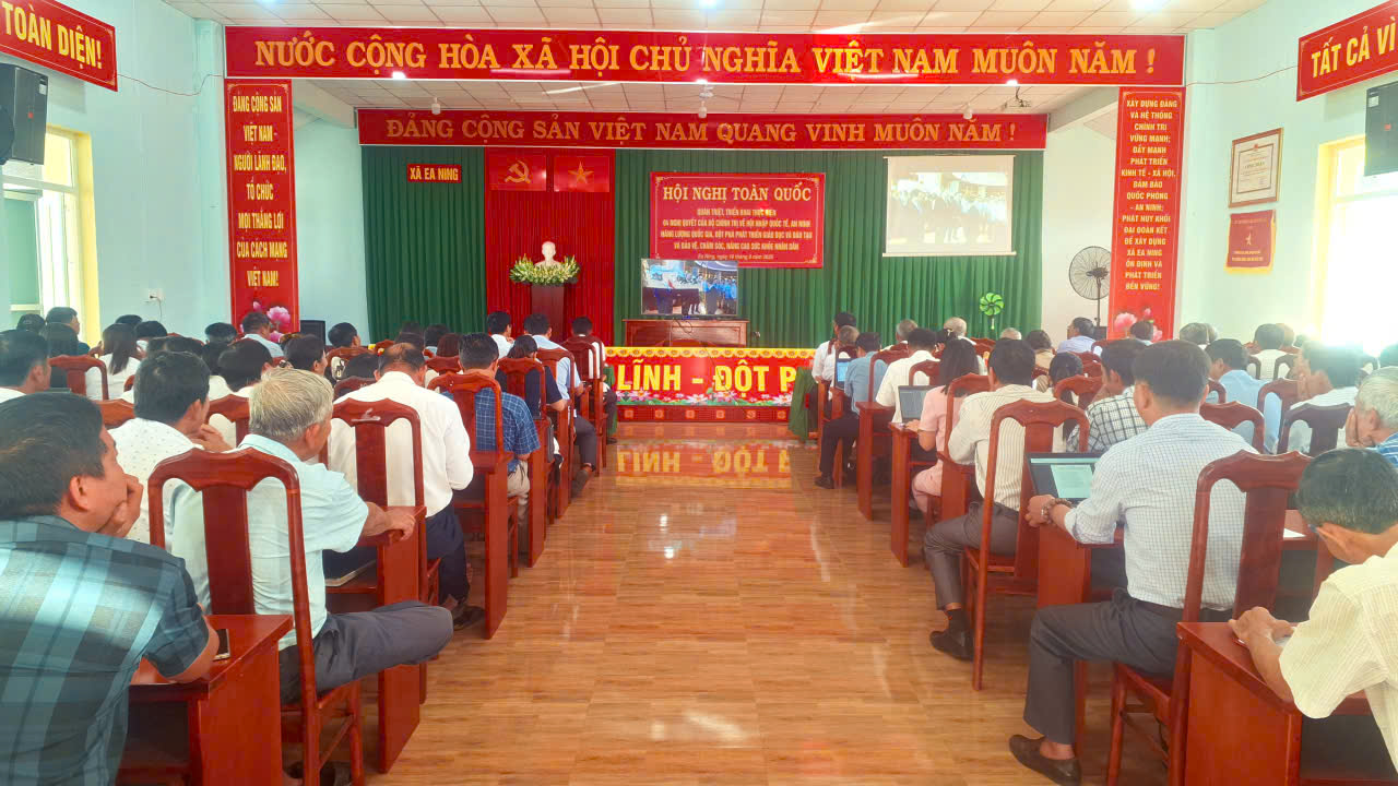 ĐẢNG BỘ XÃ EA NING NGHIÊM TÚC THAM DỰ HỘI NGHỊ TOÀN QUỐC QUÁN TRIỆT, TRIỂN KHAI CÁC NGHỊ QUYẾT CỦA BỘ CHÍNH TRỊ