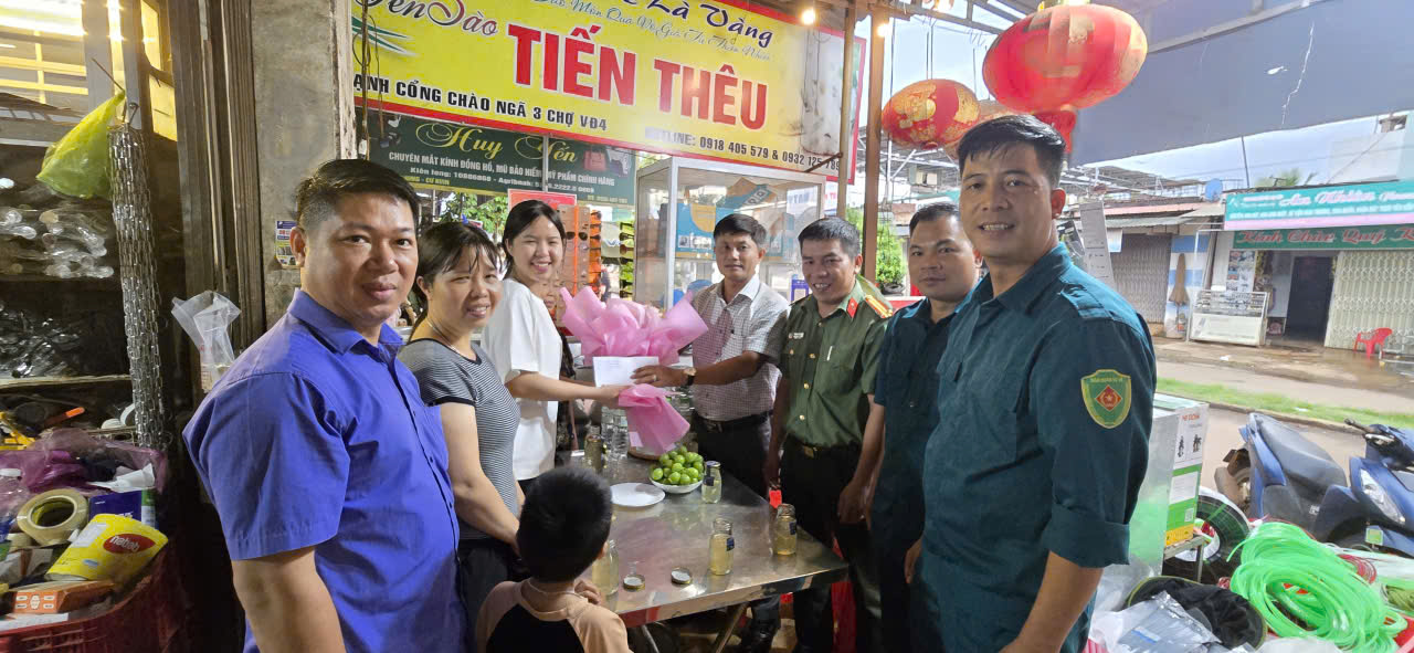HỘI ĐỒNG NGHĨA VỤ QUÂN SỰ XÃ EA NING GẶP MẶT, CHÚC MỪNG CÁC TÂN SINH VIÊN LỰC LƯỢNG VŨ TRANG