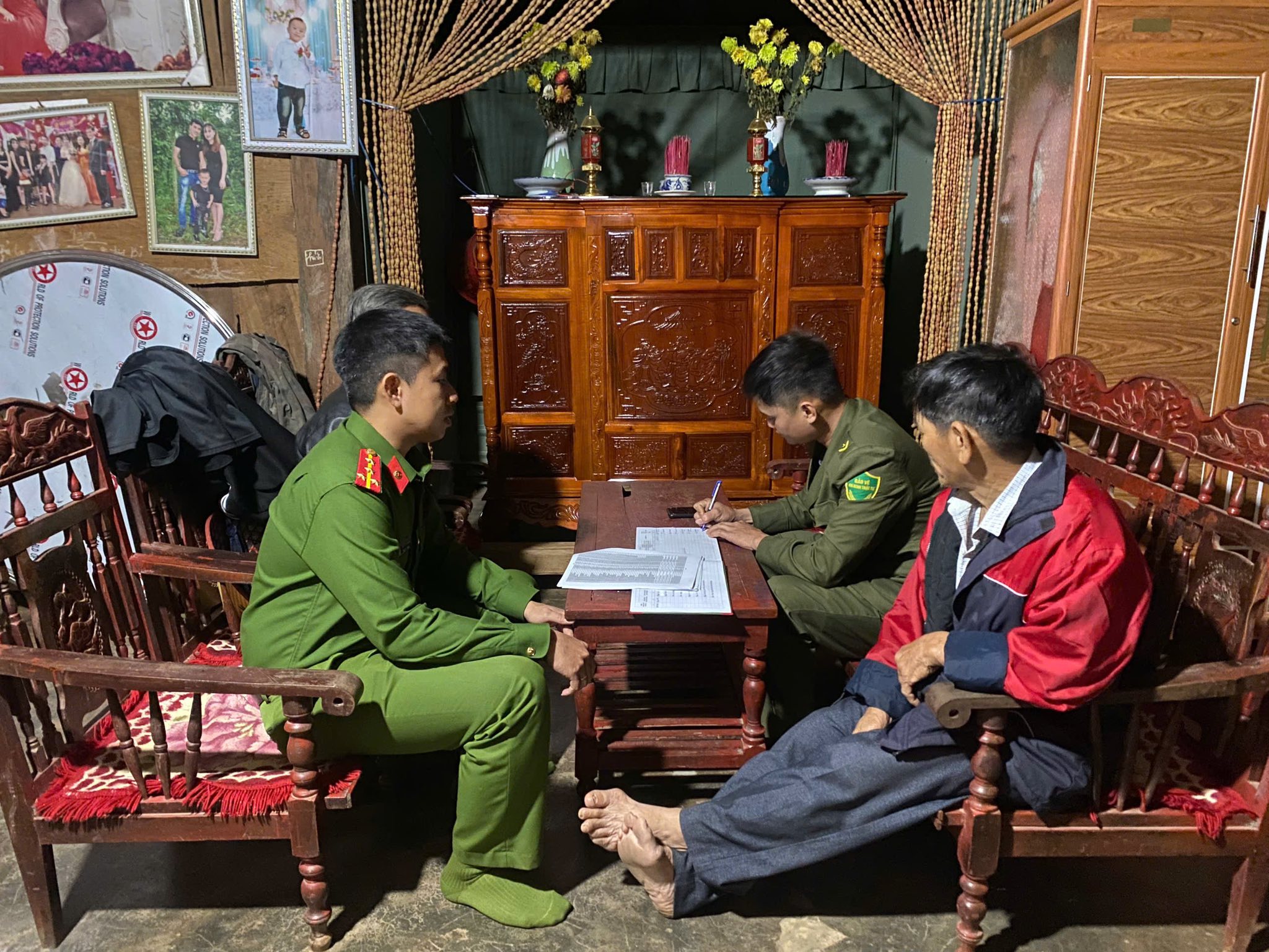 CÔNG AN XÃ EA NING TẬP TRUNG TRIỂN KHAI TỔ CÔNG TÁC RÀ SOÁT, KIỂM TRA CƯ TRÚ TRÊN ĐỊA BÀN