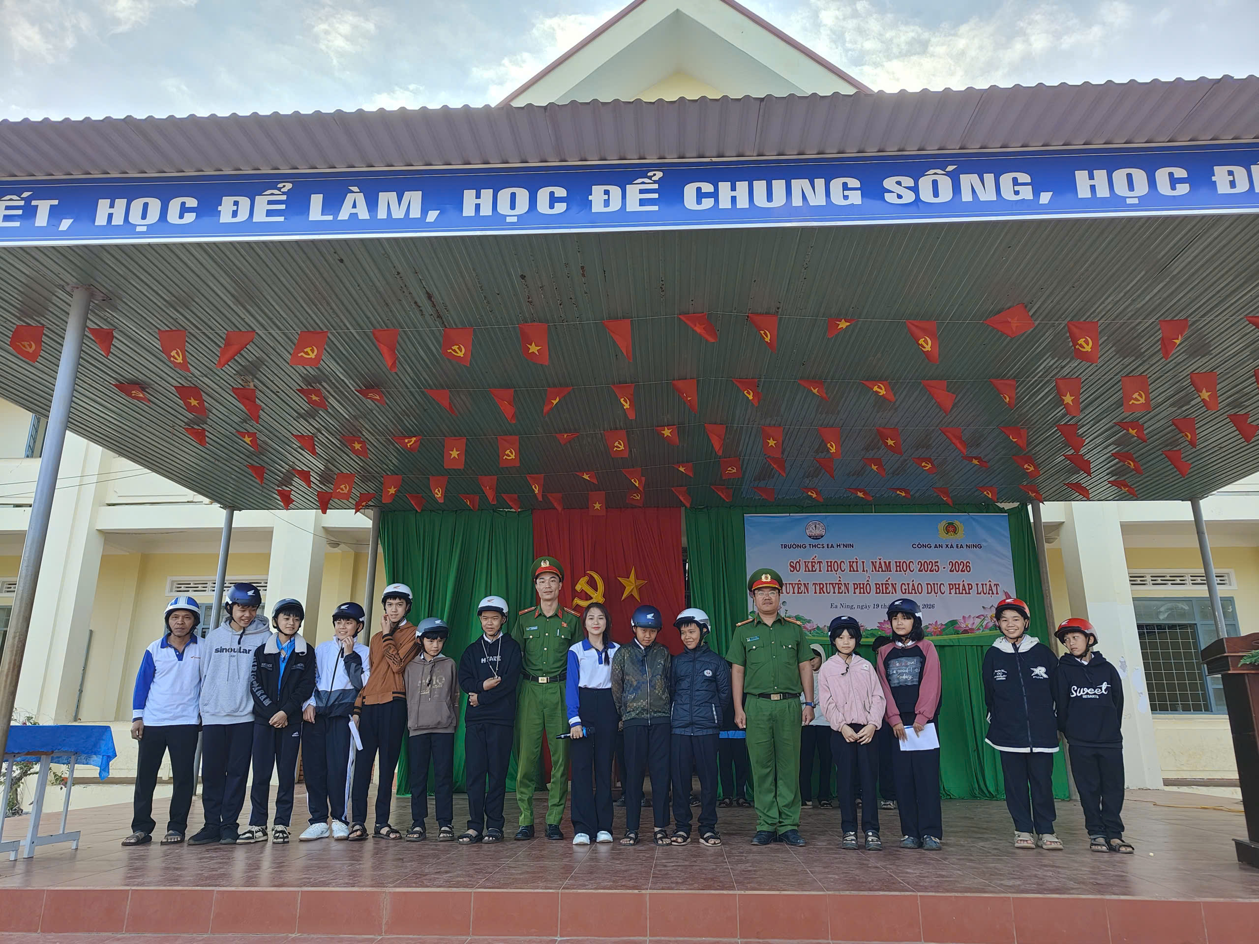 CÔNG AN XÃ EA NING TĂNG CƯỜNG TUYÊN TRUYỀN PHÁP LUẬT CHO HỌC SINH DỊP CẬN TẾT NGUYÊN ĐÁN