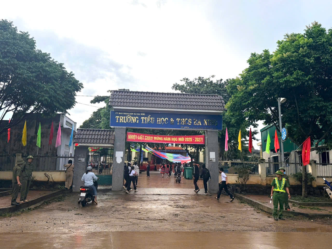 Công an xã Ea Ning bảo đảm an toàn giao thông trong ngày khai giảng