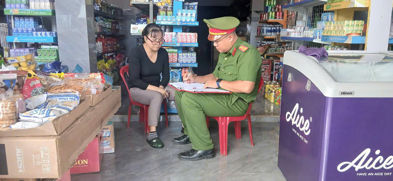 Công an xã Ea Ning tăng cường phòng ngừa, đấu tranh với tội phạm và vi phạm pháp luật về an toàn thực phẩm dịp Tết Trung thu năm 2026