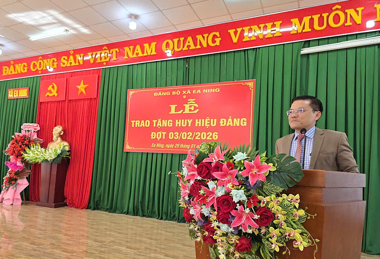 ĐẢNG BỘ XÃ EA NING TỔ CHỨC LỄ TRAO TẶNG HUY HIỆU ĐẢNG ĐỢT 3/2/2026.